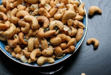 Cashewnötter i blå skål