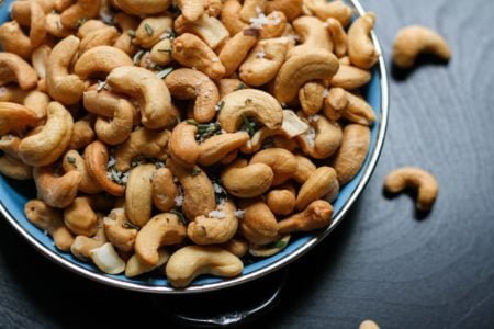 Cashewnötter i blå skål