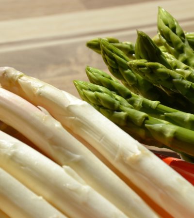 gron-och-vit-sparris-pa-bord-i-olika-korgar