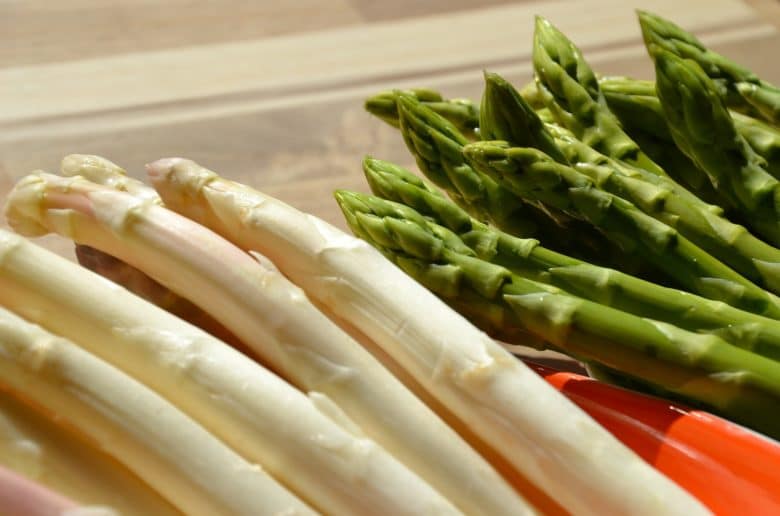 gron-och-vit-sparris-pa-bord-i-olika-korgar