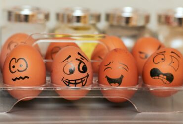 orange och vit plastägg leksak