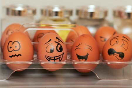 orange och vit plastägg leksak